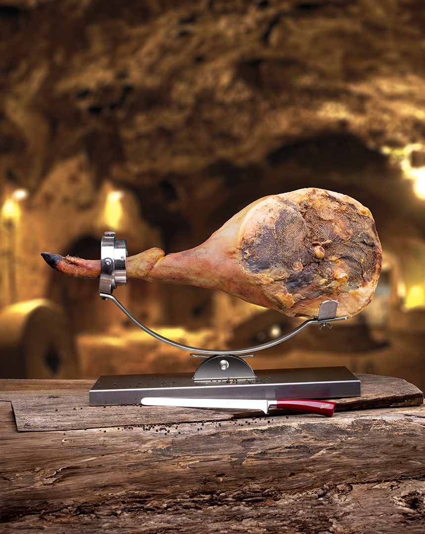 2-3-prosciutto-affinato-in-grotta-di-terra-cruda-36-48-mesi-prodotto-carni-mangalica-solobrado-italia